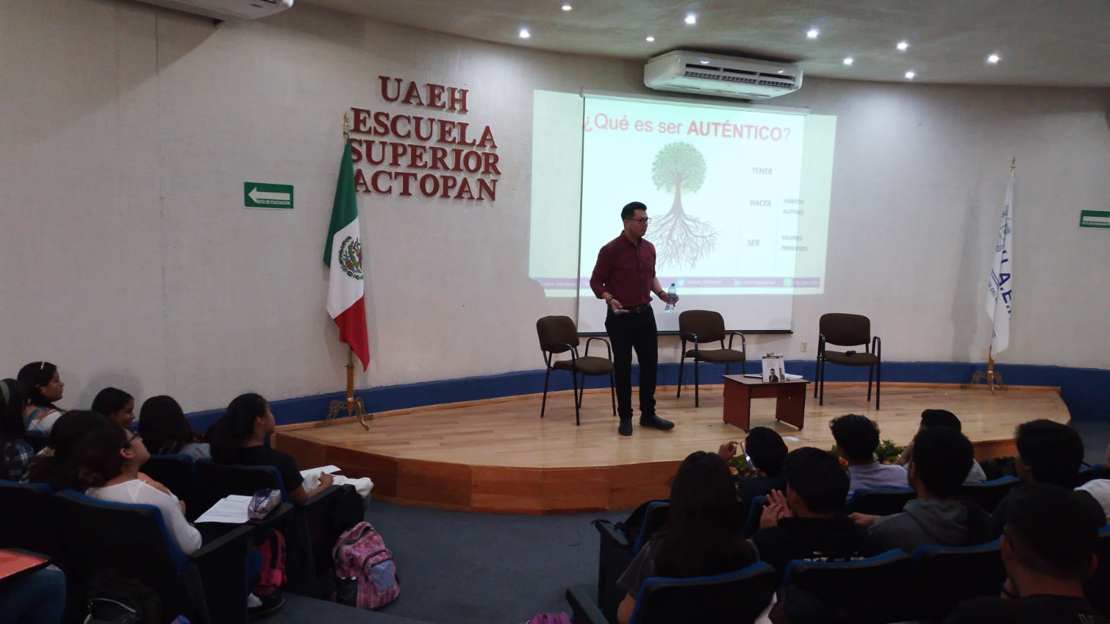 Alain Hernández compartiendo conocimiento durante una conferencia